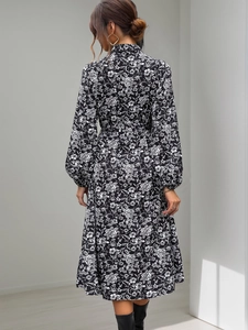 Détail de l'élégant imprimé floral noir et blanc et du col officier sur cette robe chic