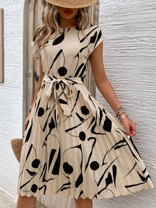 Détail d'une robe midi plissée d'été avec imprimé géométrique abstrait et lien taille
