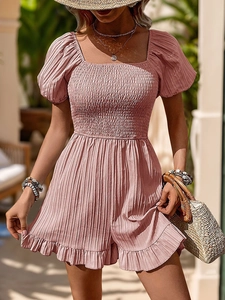 Tutina rosa plissettata con scollo quadrato, vita a punto smock e maniche a sbuffo estiva