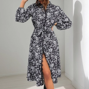 Robe maxi à imprimé fleuri avec manches longues, dentelle et ceinture nouée