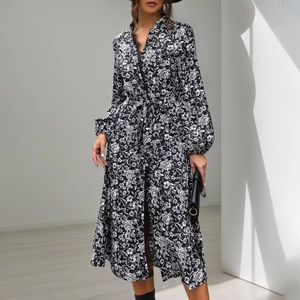 Robe longue fleurie noire et blanche élégante avec col chemise et ceinture à nouer
