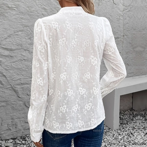 Chemisier blanc à manches longues avec broderies florales et détails ajourés