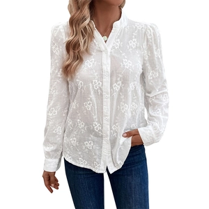 Chemisier blanc à manches longues avec broderie florale et détails en dentelle