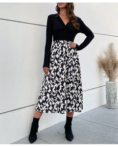 Détail d'une élégante robe deux pièces avec haut à col en V et jupe midi à imprimé chic