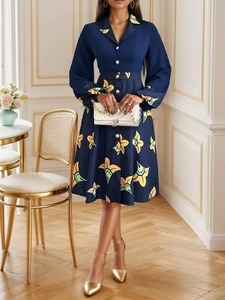 Detail von Reverskragen und Laternenärmeln an einem dunkelblauen Blumenkleid