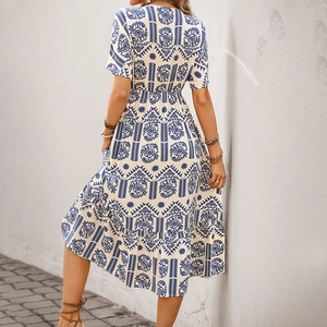 Robe midi bohème blanche à col en V avec imprimé ethnique bleu et taille haute à volants