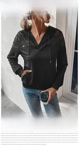 Détail de l'empiècement en dentelle noire sur un sweat-shirt à capuche manches longues