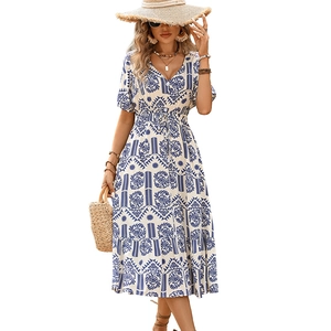 Robe d'été évasée à col en V pour femmes avec imprimé ethnique bleu et manches bouffantes