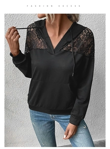 Détail de la dentelle noire élégante sur les épaules du sweat à capuche pour femme