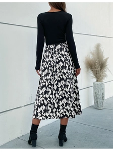 Détail de la jupe trapèze à taille haute avec imprimé animalier et haut en tricot noir
