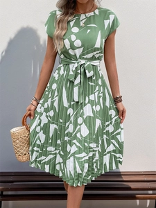 Détail de la robe plissée verte à motif géométrique avec ceinture nouée et petites manches