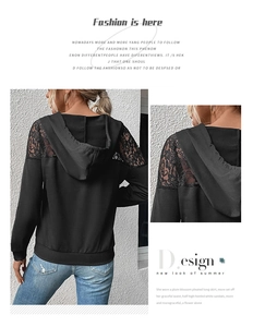 Détail de l'empiècement en dentelle florale sur les épaules d'un sweat à capuche noir