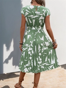 Vue arrière de la robe plissée midi verte avec imprimé géométrique et ceinture