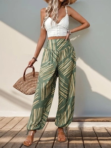 Détail du pantalon large bohème vert olive imprimé avec taille haute et cordon de serrage