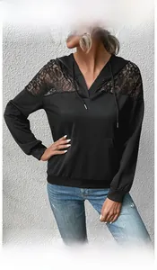 Détail du sweat à capuche noir avec dentelle sur les épaules et poche kangourou pratique
