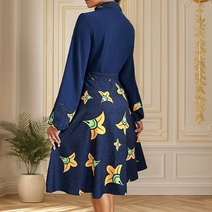 Elegantes langärmeliges Kleid mit dunkelblauem Oberteil und Blumendruck-Rock
