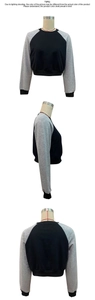 Drei-Ansichten-Display des zweifarbigen Damen-Cropped-Sweatshirts mit Raglanärmeln in Grau