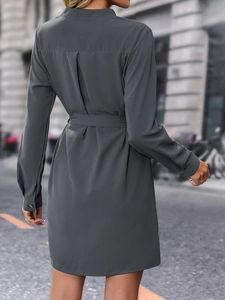 Détail de la robe chemise gris anthracite montrant l'empiècement dos et le pli creux