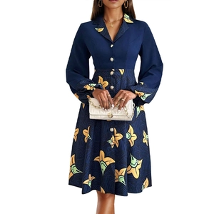 Elegantes Kleid in Marineblau und Gelb mit Reverskragen und Goldknöpfen