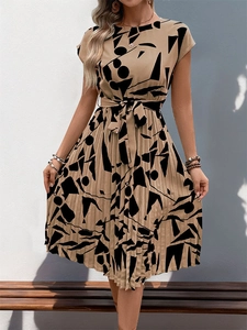 Détail de la robe plissée d'été avec imprimé géométrique, ceinture nouée et textures