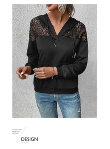 Détail du sweat à capuche noir avec empiècements en dentelle florale et décolleté en V
