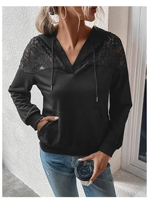 Vue détaillée de l'élégant patchwork en dentelle sur l'épaule de ce sweat à capuche noir