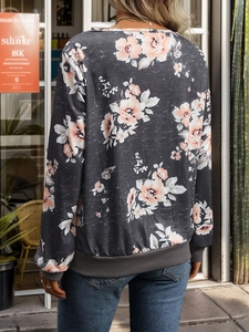 Vista posteriore di una felpa floreale antracite con fiori rosa e bordi a costine elasticizzati