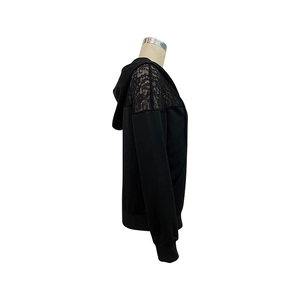 Vue latérale du sweat à capuche noir avec dentelle délicate et poignets côtelés