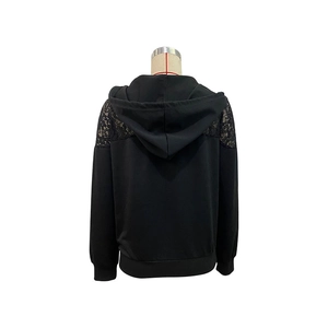 Détail d'un sweat à capuche noir avec dentelle florale sur les épaules et manches