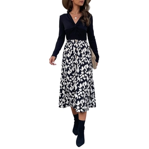 Robe mi-longue manches longues col en V avec jupe à imprimé abstrait et détails boutons
