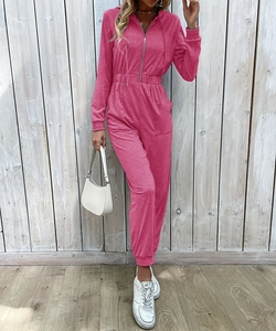 Détail d'une combinaison à capuche rose fuchsia avec taille élastique et zip métallique