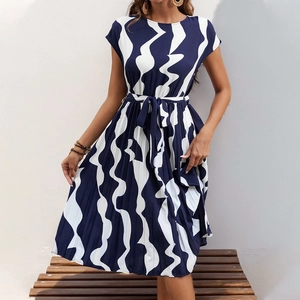 Détail du motif abstrait bleu marine et de la texture plissée sur la robe d'été