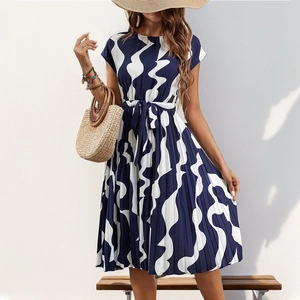 Détail d'une robe plissée à manches courtes avec imprimé vagues et lien à la taille