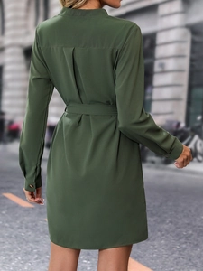 Détail de la robe chemise à manches longues vert foncé avec col et ceinture à nouer