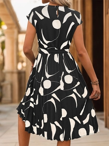 Détail de la vue arrière avec ourlet plissé et ceinture sur la robe à motif abstrait
