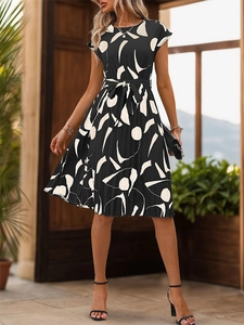 Détail d'une robe plissée élégante à imprimé géométrique noir et blanc avec lien taille
