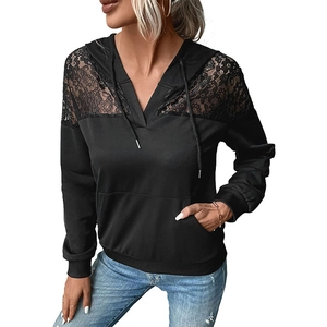 Sweat à capuche noir pour femme avec patchwork en dentelle florale et col en V à cordon