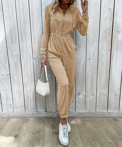 Détail d'une combinaison à capuche camel avec fermeture éclair et taille élastiquée