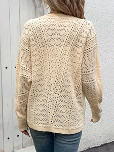 Dettaglio della trama a uncinetto vintage su questo cardigan in maglia beige traforato