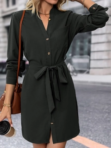 Détail de la robe chemise à manches longues vert foncé avec ceinture et boutons