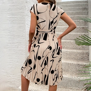 Robe d'été à manches courtes avec imprimé géométrique et ourlet plissé sur beige
