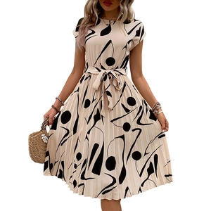 Robe beige à manches courtes avec motifs géométriques et ourlet plissé pour femme