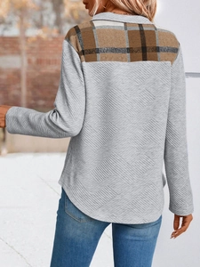 Dettaglio del top grigio testurizzato con patchwork scozzese sulle spalle e sulla schiena
