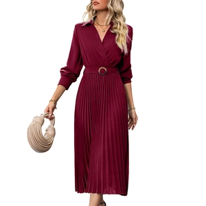 Robe plissée élégante rouge vin à col en V, manches longues et ceinture à boucle ronde