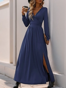Détail de la robe maxi bleu marine avec décolleté en V en dentelle et fente latérale