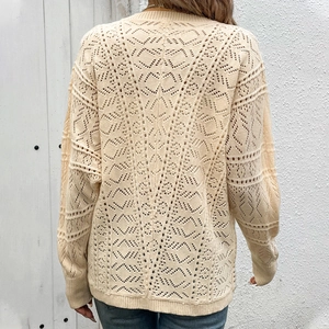 Cardigan da donna in maglia traforata color bianco sporco con motivi all'uncinetto e fit relax