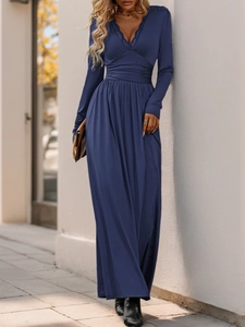 Détail d'une robe longue bleu marine avec décolleté en V en dentelle et drapé élégant