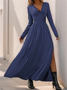Détail de la robe bleu foncé à col en V avec bordure en dentelle et fente haute