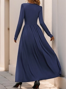 Vue arrière détaillée d'une robe longue plissée bleu marine avec un drapé élégant et chic