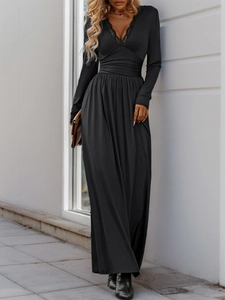 Détail de l'encolure en dentelle en V et taille plissée sur robe longue noire à manches